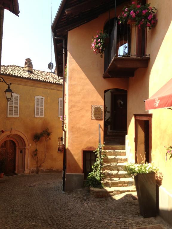 Dimora I Manichei Otel Monforte dʼAlba Dış mekan fotoğraf