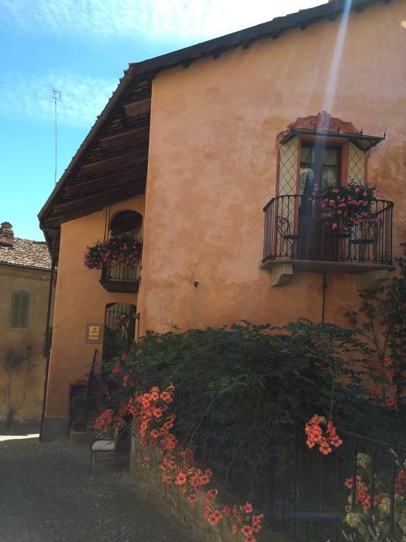 Dimora I Manichei Otel Monforte dʼAlba Dış mekan fotoğraf