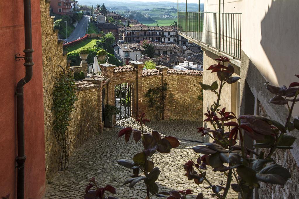 Dimora I Manichei Otel Monforte dʼAlba Dış mekan fotoğraf